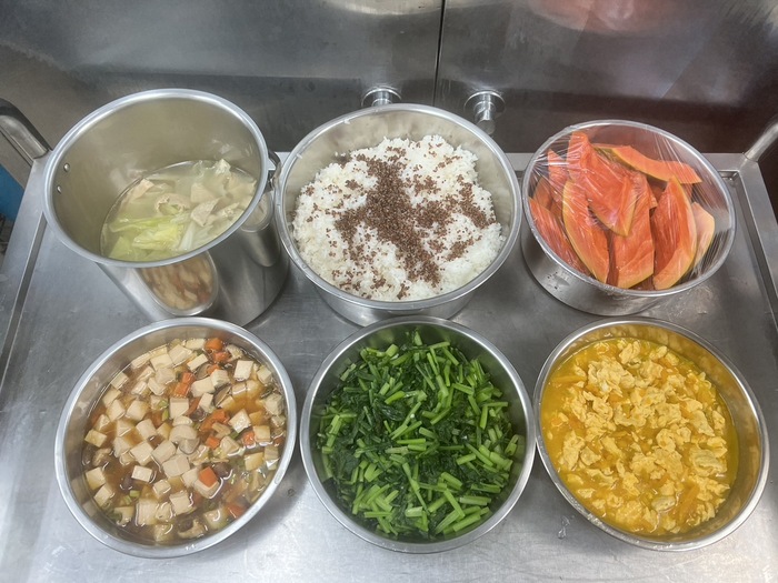 2024/10/28午餐：(紅藜飯)、家常嫩腐、南瓜炒蛋、季節時蔬、高麗菜腐皮湯、四季水果2024/10/28