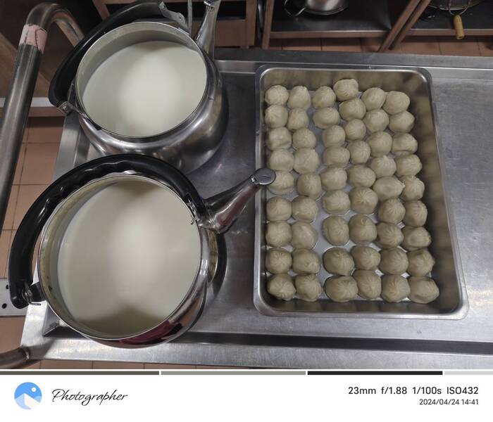 午點：湯包+牛奶