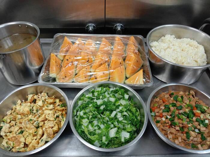 午餐：(健康小米飯)、時菇滷干丁、蔥花蛋、季節時蔬、香根蘿蔔湯、四季水果