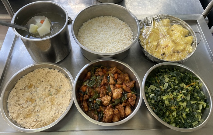 午餐：(營養糙米飯)、醬爆雞丁、豌豆蒸蛋、季節時蔬、結頭菜排骨湯、四季水果2025/01/07
