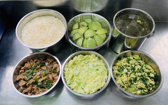 午餐：(營養糙米飯)、傳統焢肉、綠菠煎蛋、季節時蔬、味噌紫菜湯、四季水果