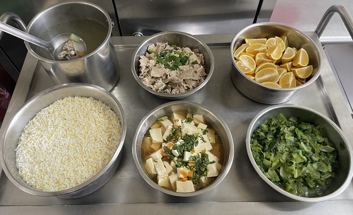午餐：(健康小米飯)、味噌肉片、香根豆腐、季節時蔬、菜心排骨湯、四季水果