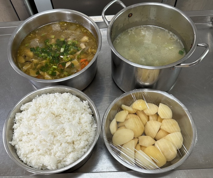 2024/08/06午餐：香菇雞肉飯、青蔬蛋花湯、四季水果2024/08/06