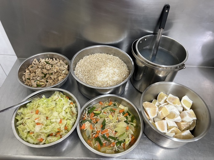 午餐：(高纖麥片飯)、蔥爆肉片、大瓜燴炒、季節時蔬、黃金蜆湯、四季水果