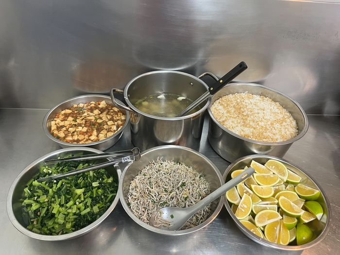 午餐：(燕麥飯)、香炒吻仔魚、麻婆豆腐、季節時蔬玉筍珍菇湯、四季水果