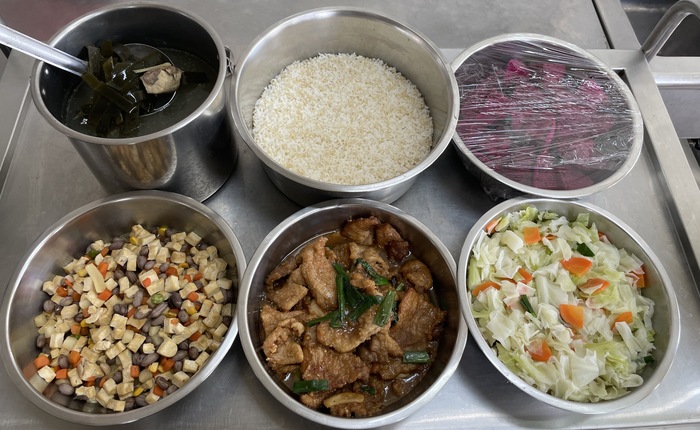 午餐：(營養糙米飯)、蔥燒豬排、花生四色、季節時蔬、昆布排骨湯、四季水果2024/11/5