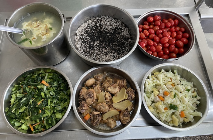 午餐：(香香芝麻飯)、薑汁燒雞、花椰總匯、季節時蔬、柴魚蛋花湯、四季水果2025/02/11