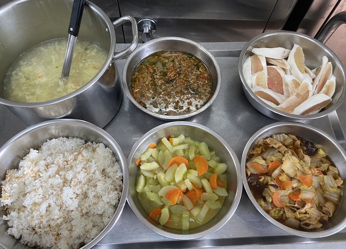 午餐：(燕麥飯)、打拋豬、白菜滷、季節時蔬、柴魚蛋花湯、四季水果2024/9/4