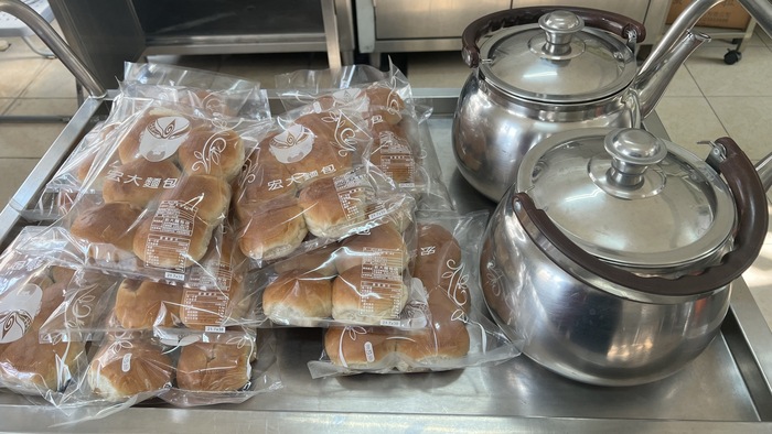 午點：麵包+牛奶
