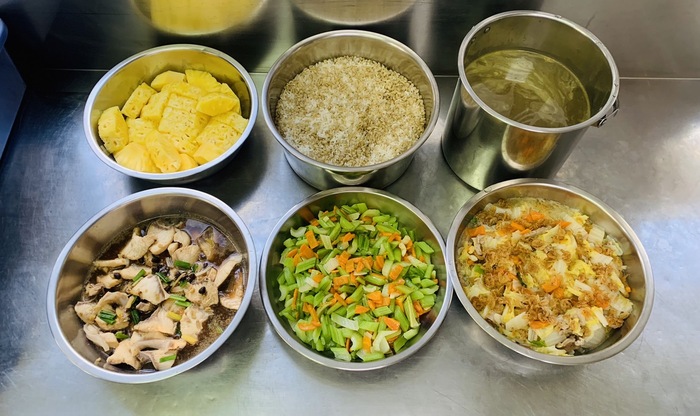 午餐：(小薏仁飯)、豉汁燒魚、肉絲白菜滷、季節時蔬、金針排骨湯、四季水果