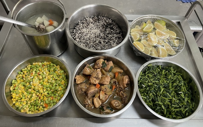 午餐：(香香芝麻飯)、洋蔥燒雞、毛豆玉米、季節時蔬、豆薯排骨湯、四季水果2024/11/19