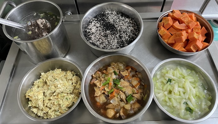 午餐：(香香芝麻飯)、蔥炒魚片、金菇燴蛋、季節時蔬、木須肉絲湯、四季水果