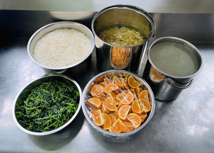午餐：壽喜燒肉片糙米丼飯、季節時蔬、結頭菜排骨湯、四季水果