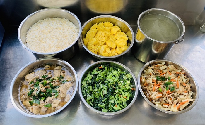 午餐：營養糙米飯、樹子蒸魚、三絲燴肉絲、季節時蔬、黃瓜排骨湯、四季水果